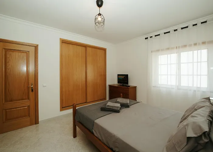 Daire Cristina - Proximo Da Armação de Pêra